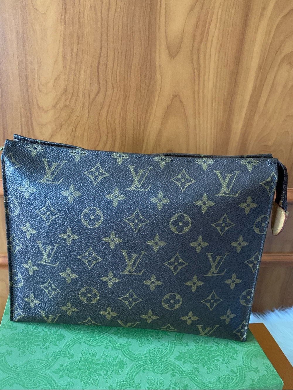 4️⃣9️⃣9️⃣🇨🇦✨ Classic piece alert ✨
LV Monogra Toiletry 26 available 🤎